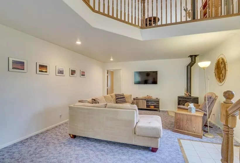 Charming Elko Home W/ Pool Table!