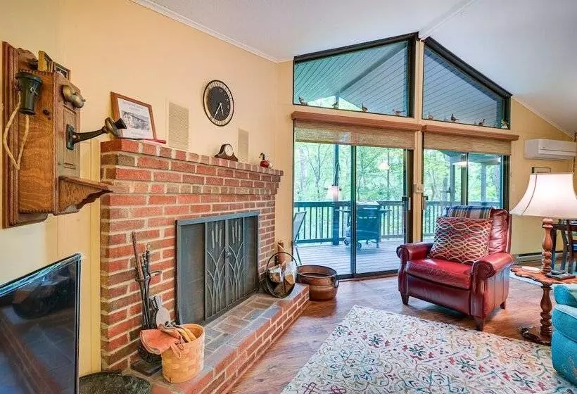 Charming Hedgesville Retreat W/ Deck + Fireplace!