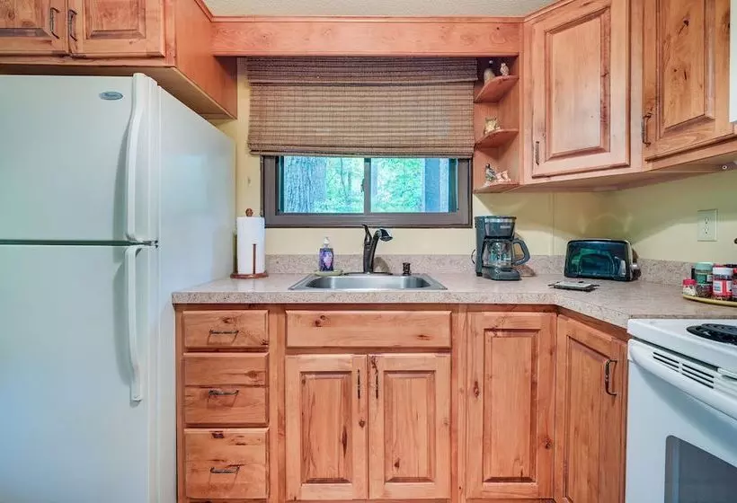 Charming Hedgesville Retreat W/ Deck + Fireplace!