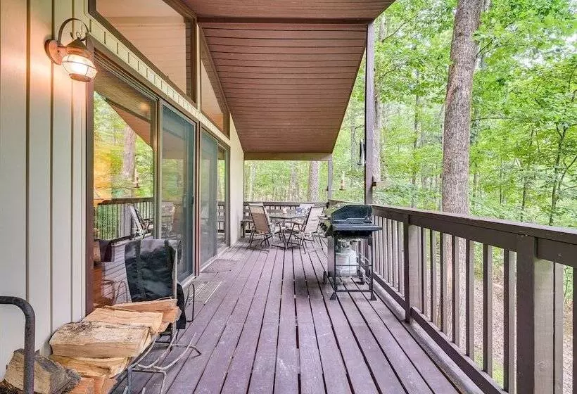 Charming Hedgesville Retreat W/ Deck + Fireplace!