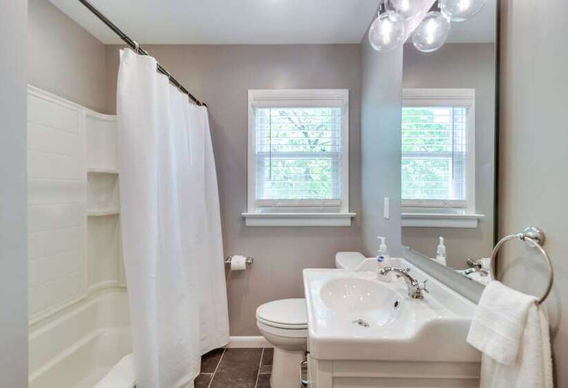 Charming Retreat In Charlottesville W/ Deck!