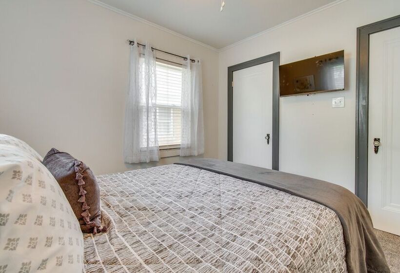 Charming Springfield Home: 2 Mi To Downtown