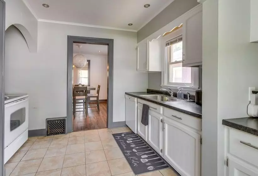 Charming Springfield Home: 2 Mi To Downtown