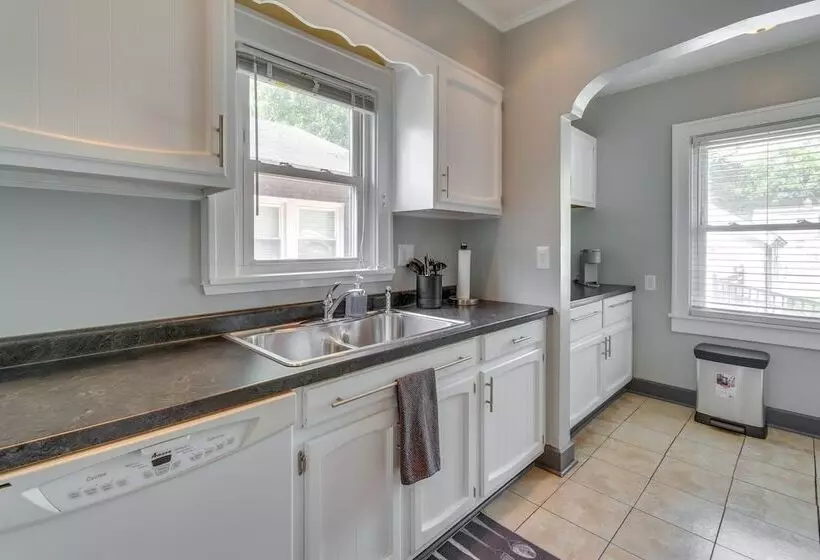 Charming Springfield Home: 2 Mi To Downtown