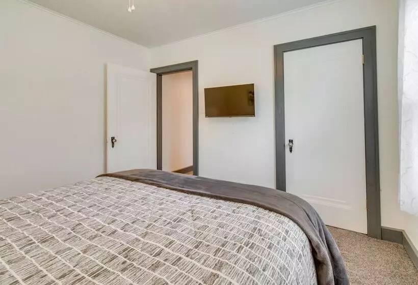 Charming Springfield Home: 2 Mi To Downtown