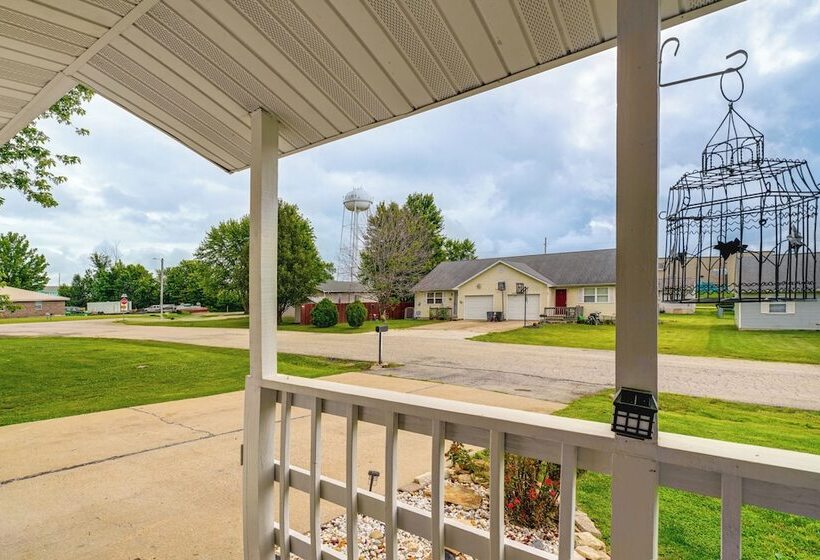 Charming St James Home Near Maramec Spring Park!