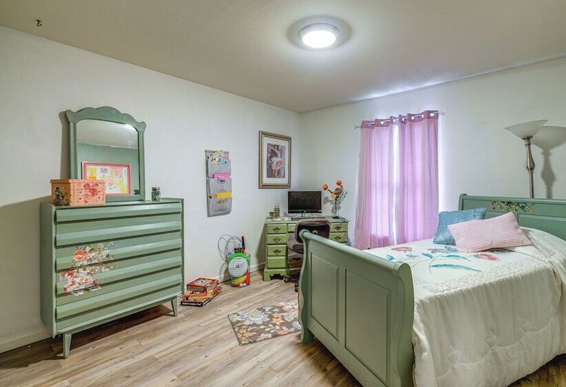 Charming St James Home Near Maramec Spring Park!