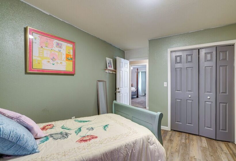 Charming St James Home Near Maramec Spring Park!