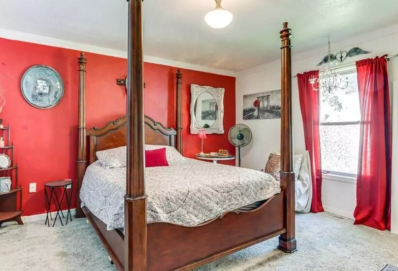 Charming St James Home Near Maramec Spring Park!