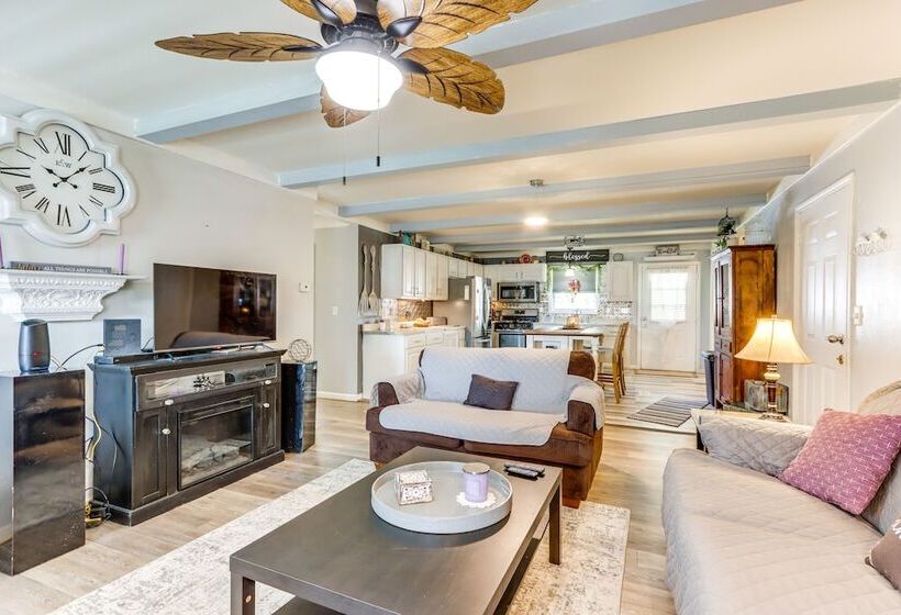 Charming St James Home Near Maramec Spring Park!