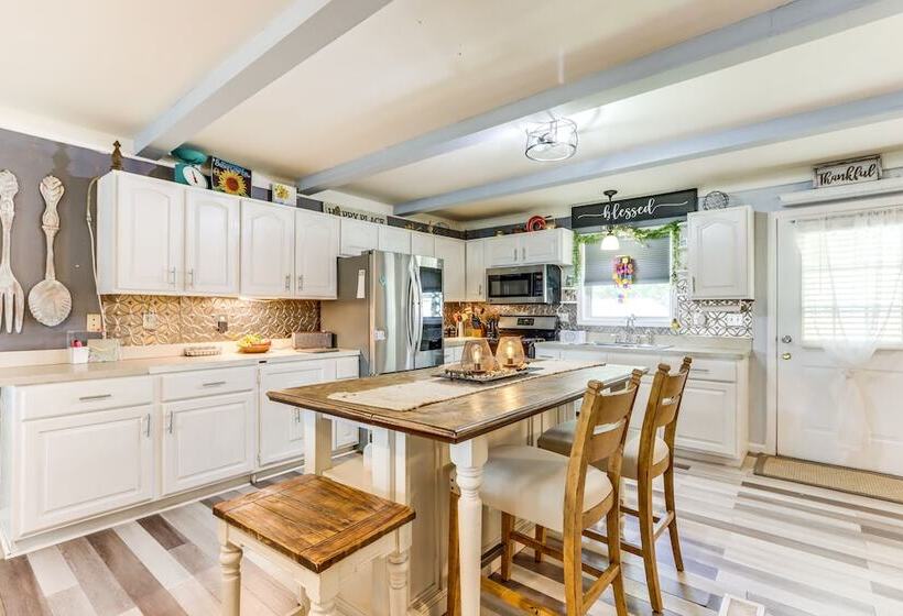 Charming St James Home Near Maramec Spring Park!