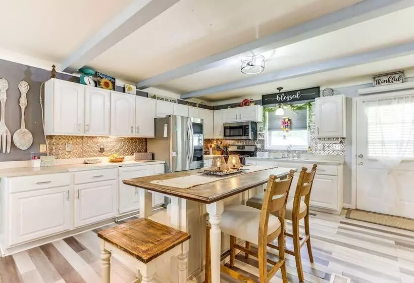 Charming St James Home Near Maramec Spring Park!