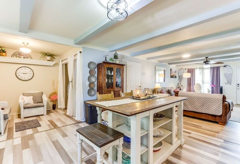 Charming St James Home Near Maramec Spring Park!