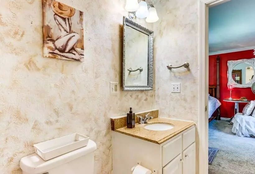 Charming St James Home Near Maramec Spring Park!