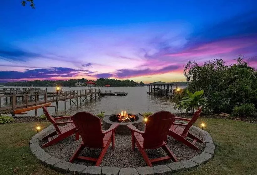 Commodore Bay Waterfront Home On Lake Norman!
