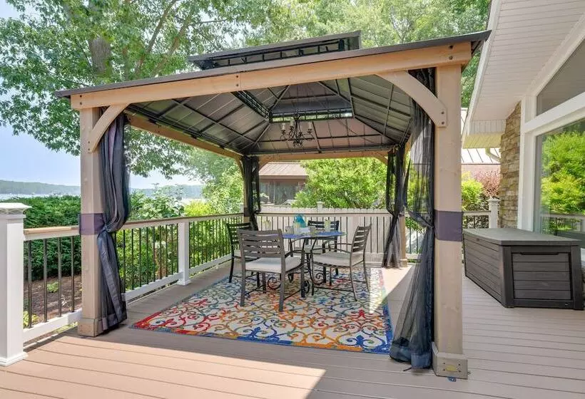 Commodore Bay Waterfront Home On Lake Norman!