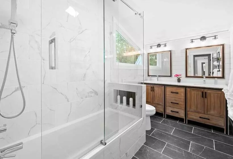 Commodore Bay Waterfront Home On Lake Norman!