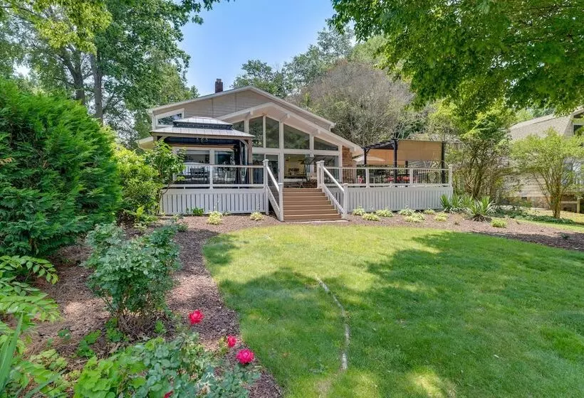 Commodore Bay Waterfront Home On Lake Norman!