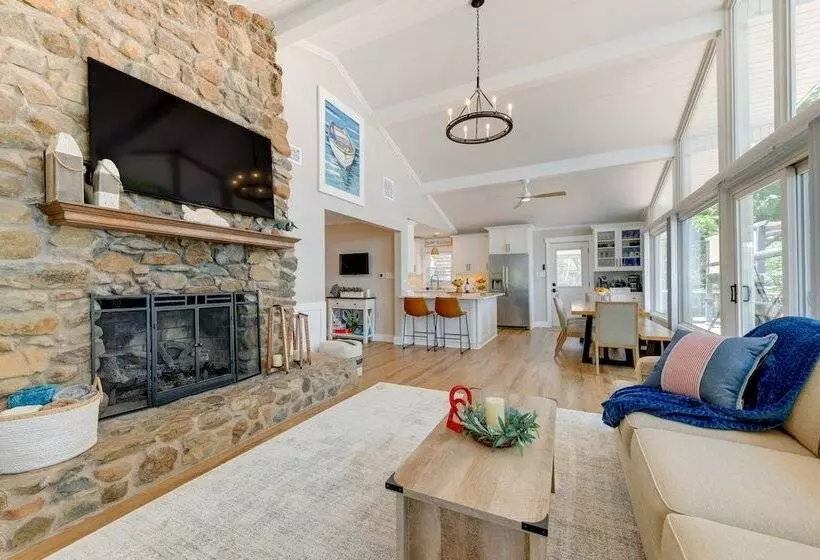 Commodore Bay Waterfront Home On Lake Norman!