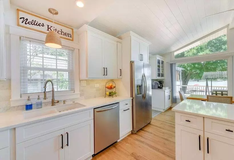 Commodore Bay Waterfront Home On Lake Norman!