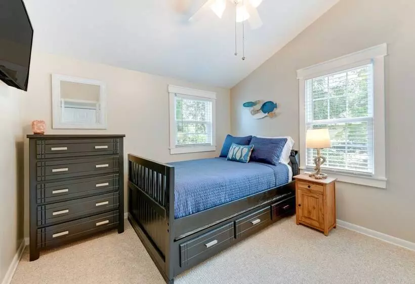 Commodore Bay Waterfront Home On Lake Norman!