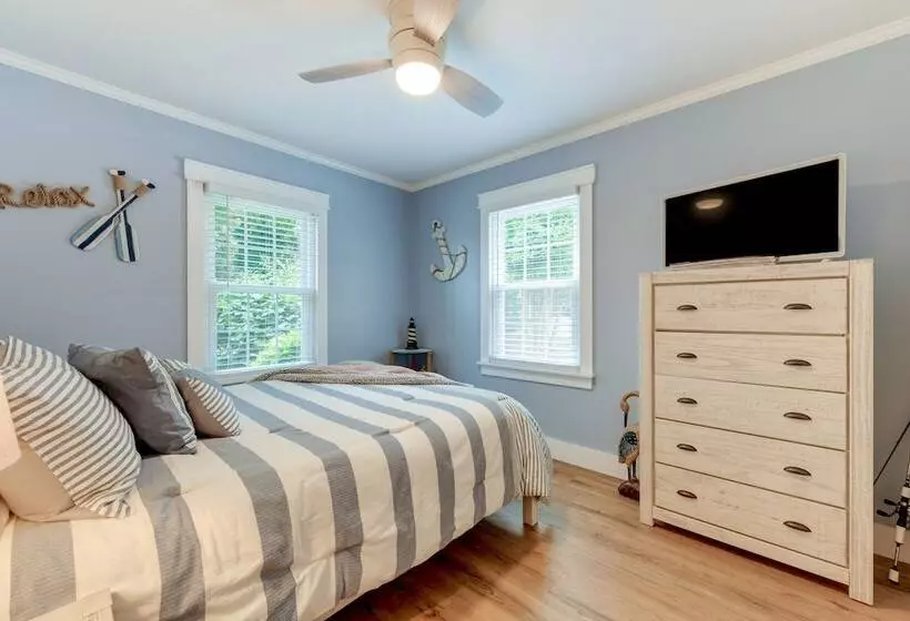 Commodore Bay Waterfront Home On Lake Norman!