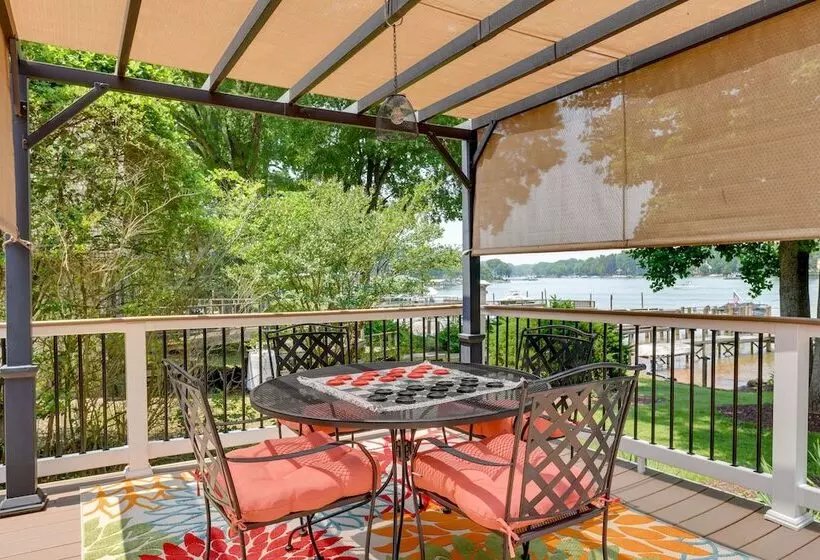 Commodore Bay Waterfront Home On Lake Norman!