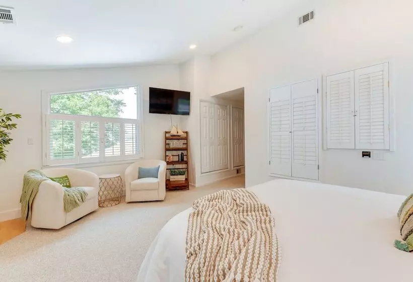 Commodore Bay Waterfront Home On Lake Norman!