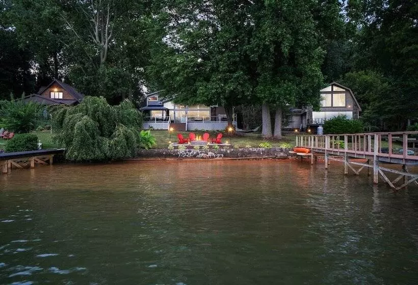 Commodore Bay Waterfront Home On Lake Norman!