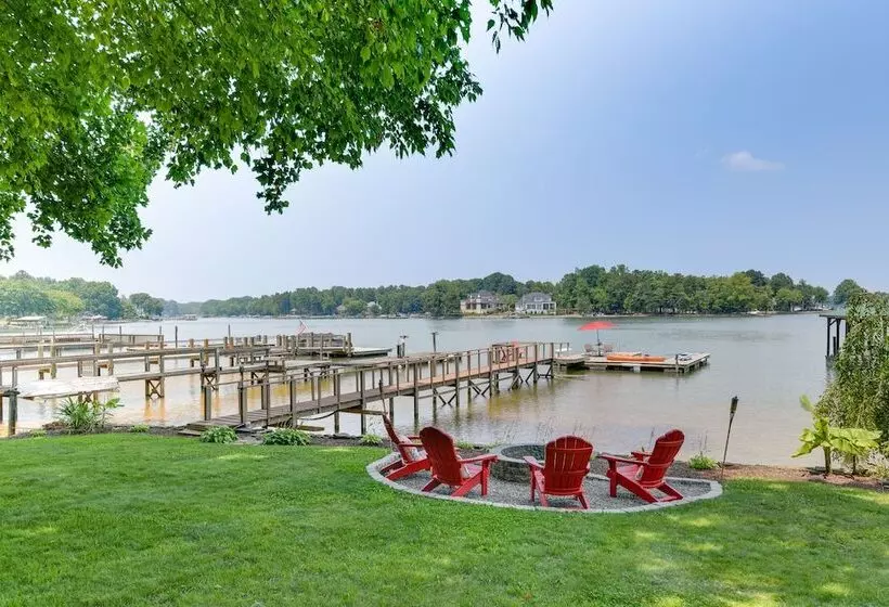 Commodore Bay Waterfront Home On Lake Norman!
