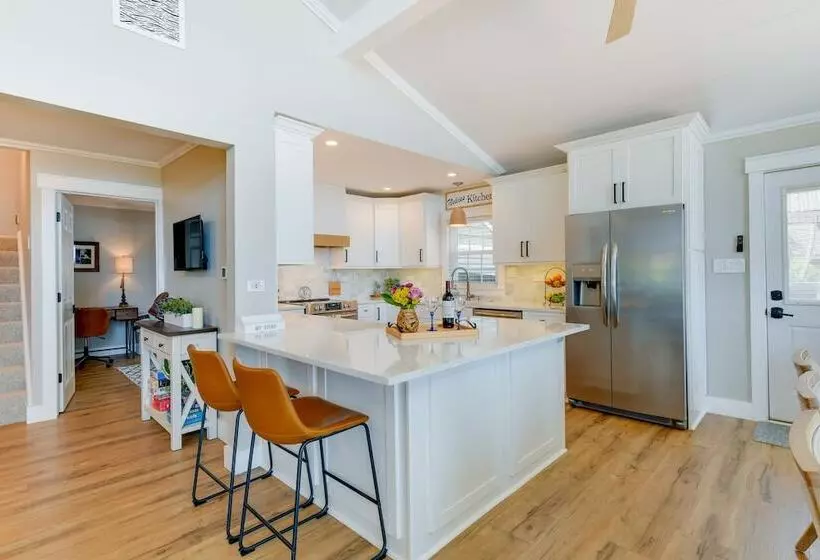 Commodore Bay Waterfront Home On Lake Norman!