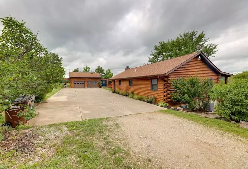 Cozy Brookville Home W/ Fire Pit & Deck!