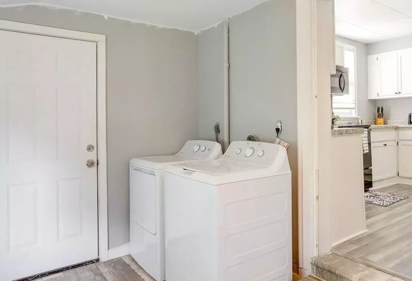 Cozy Downtown Sandusky Gem   1 Mi To Lake Erie!