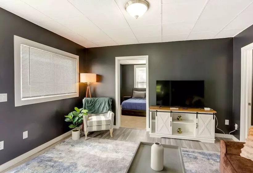 Cozy Downtown Sandusky Gem   1 Mi To Lake Erie!