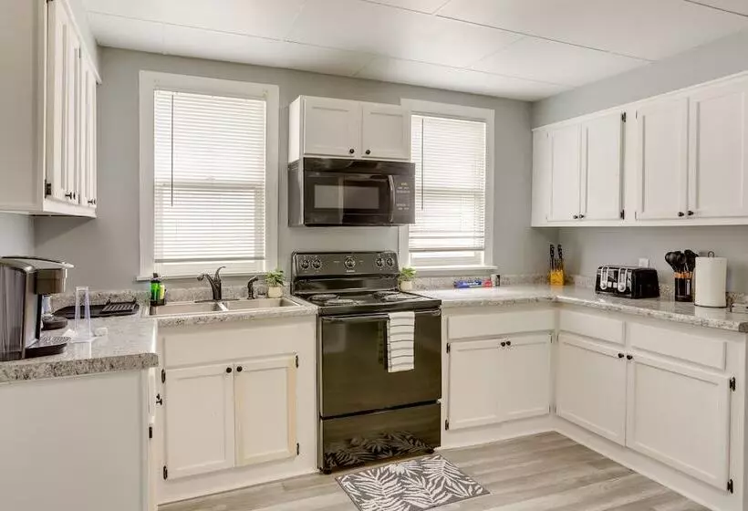 Cozy Downtown Sandusky Gem   1 Mi To Lake Erie!