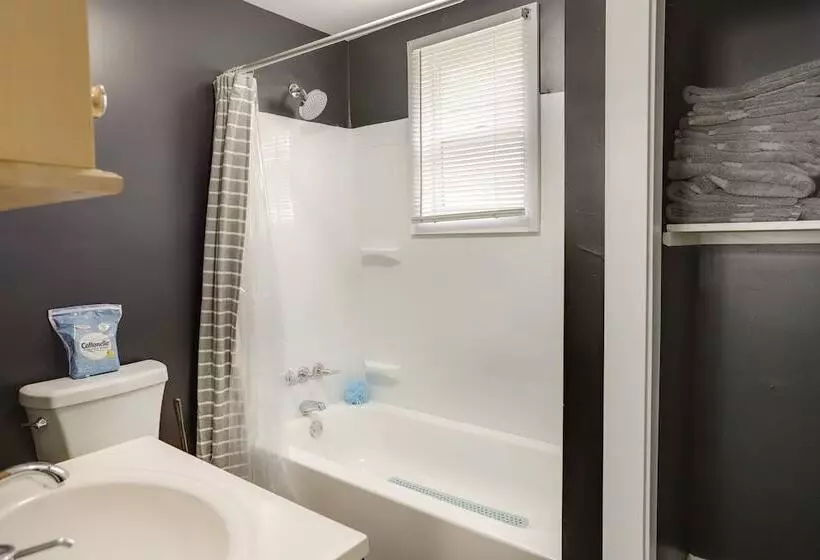 Cozy Downtown Sandusky Gem   1 Mi To Lake Erie!