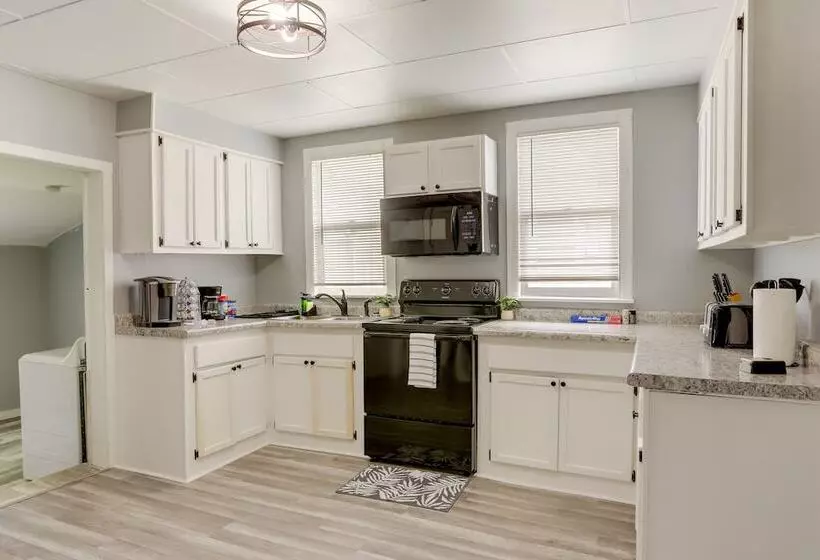 Cozy Downtown Sandusky Gem   1 Mi To Lake Erie!