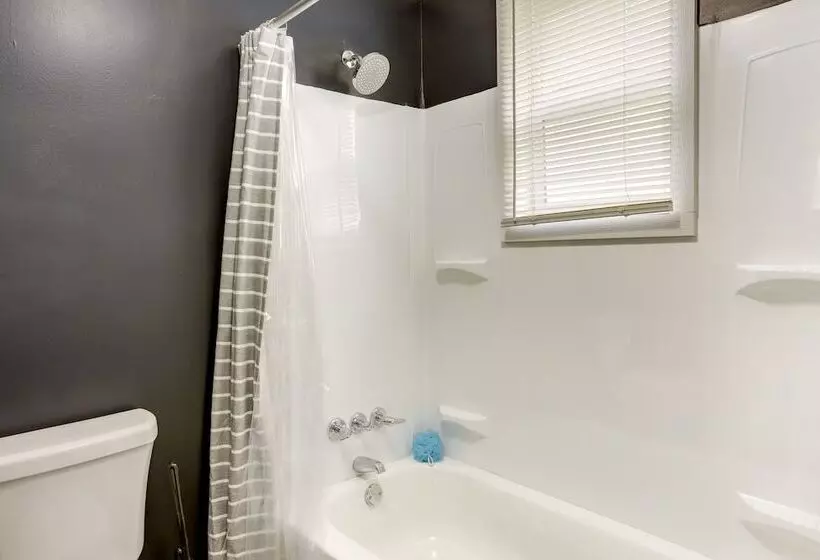 Cozy Downtown Sandusky Gem   1 Mi To Lake Erie!