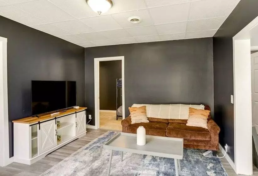 Cozy Downtown Sandusky Gem   1 Mi To Lake Erie!