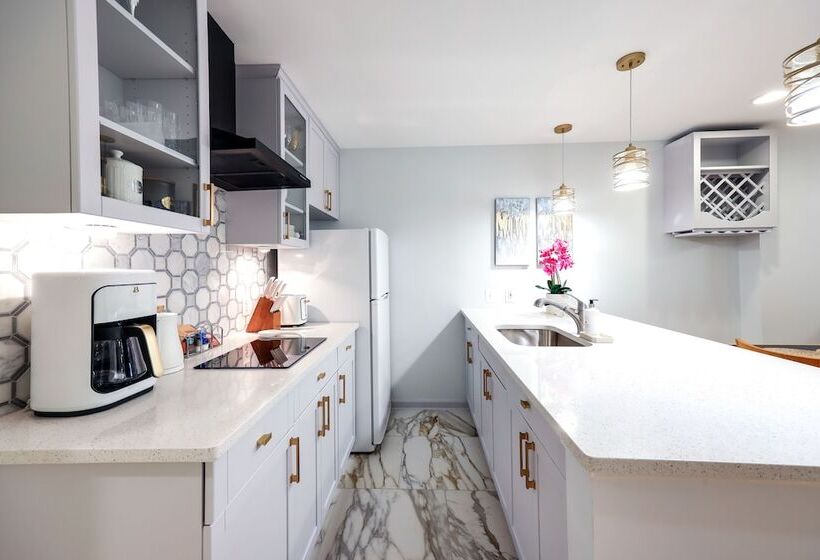 Cozy Herndon Home Near Wineries!