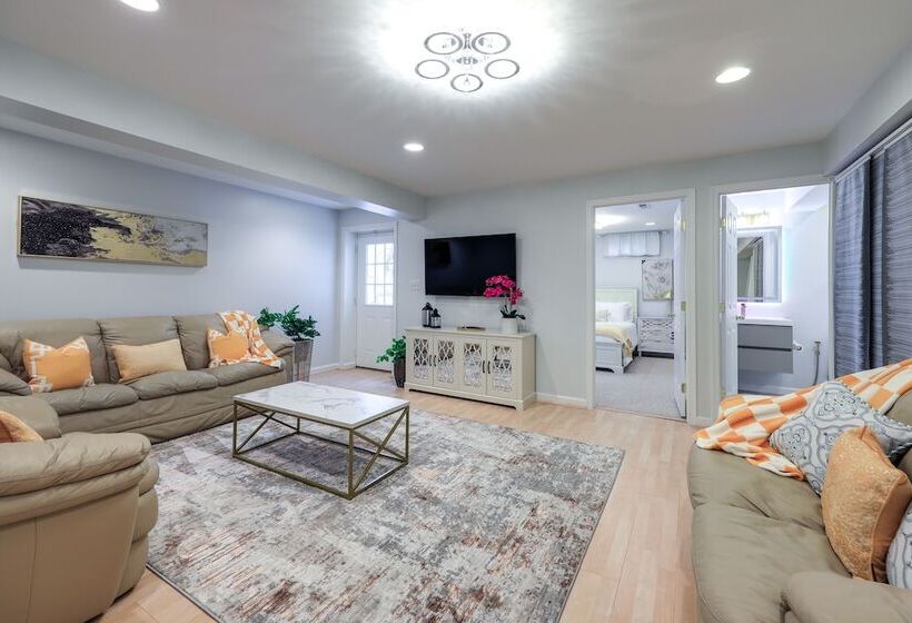 Cozy Herndon Home Near Wineries!