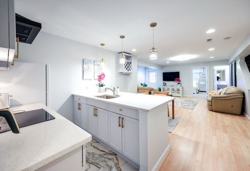 Cozy Herndon Home Near Wineries!