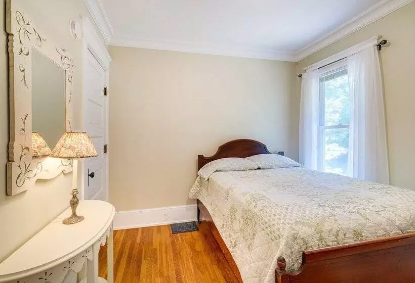 Cozy Michigan Retreat W/ Deck & Gas Grill!