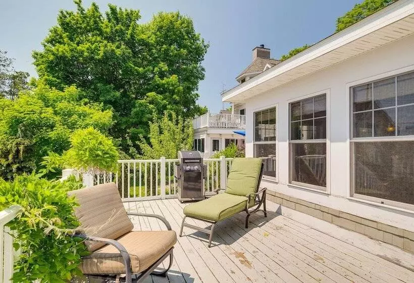 Cozy Michigan Retreat W/ Deck & Gas Grill!