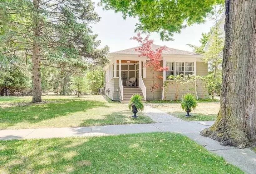 Cozy Michigan Retreat W/ Deck & Gas Grill!