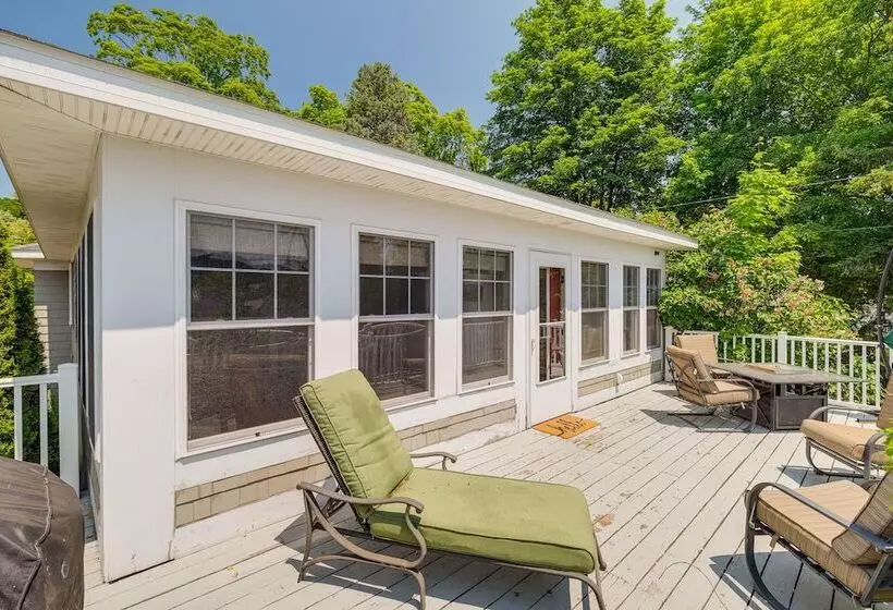 Cozy Michigan Retreat W/ Deck & Gas Grill!