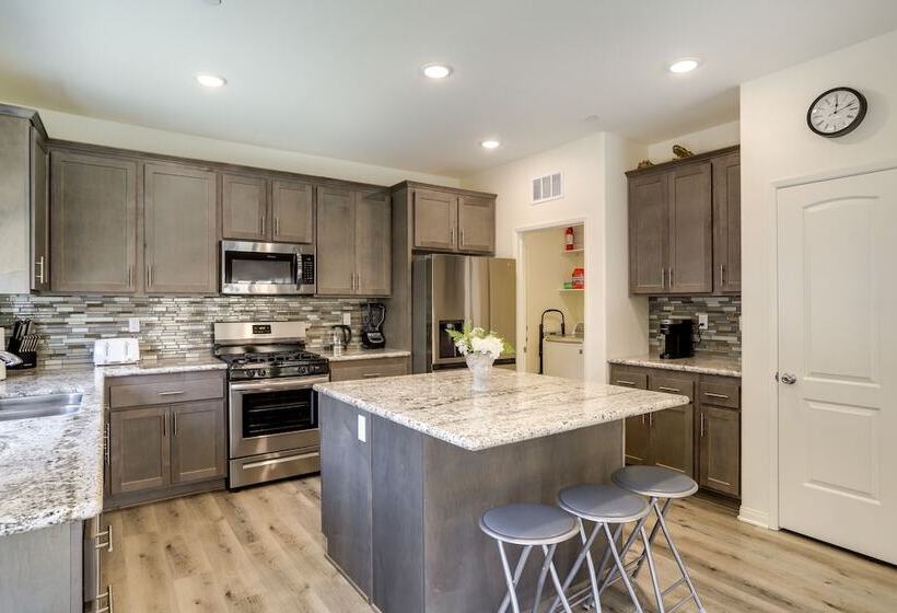 Desert Hot Springs Gem: Saltwater Pool & Mtn Views