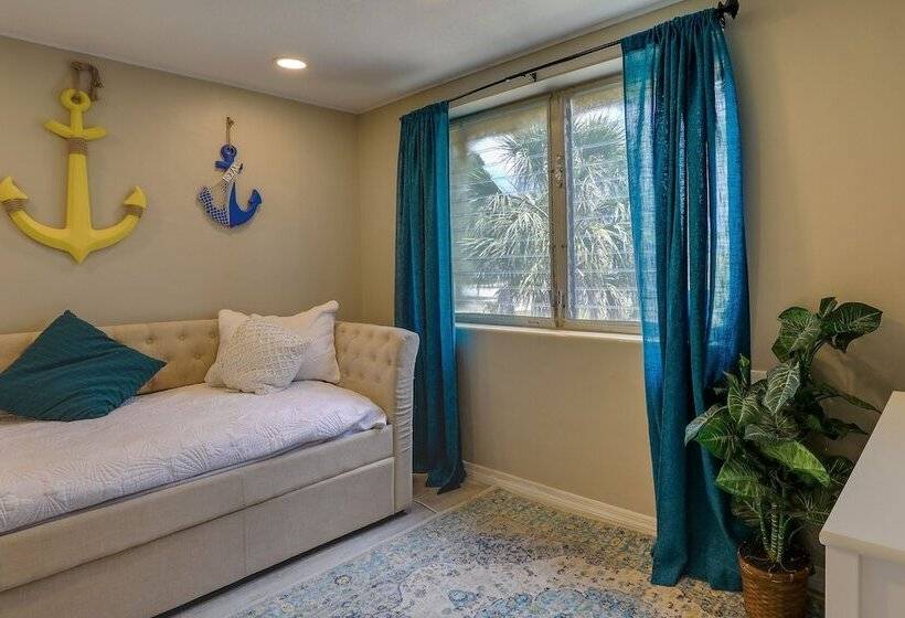 Englewood Vacation Home W/ Screened Porch!