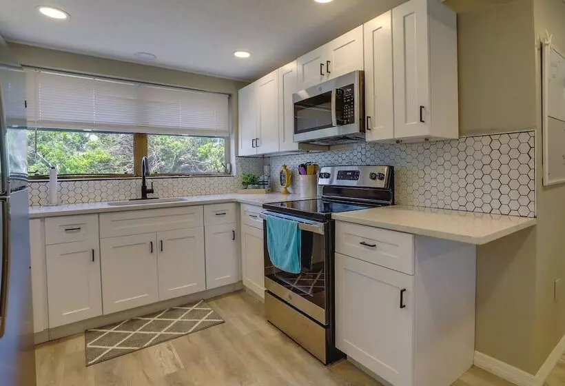 Englewood Vacation Home W/ Screened Porch!