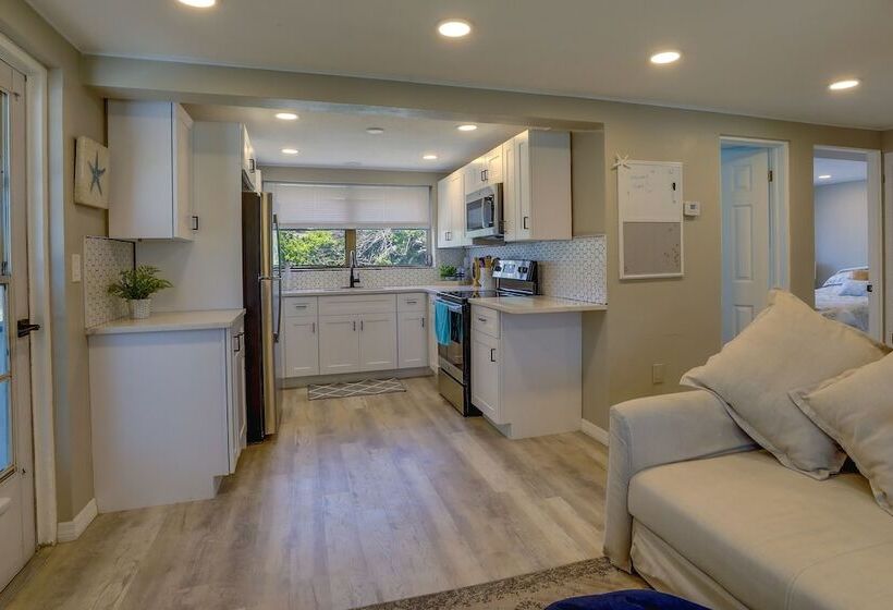 Englewood Vacation Home W/ Screened Porch!